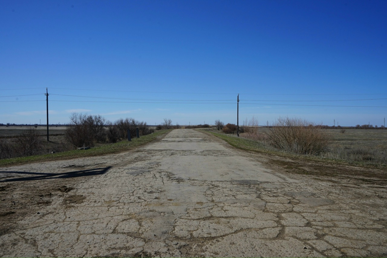 «Всем селом рассчитываем на Вас»: жители Ершовского района жалуются губернатору на дороги и воду